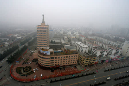 FILE PHOTO: Fog blankets Jincheng City skyline in north China's Shanxi province March 2, 2007. REUTERS/Claro Cortes IV/File Photo