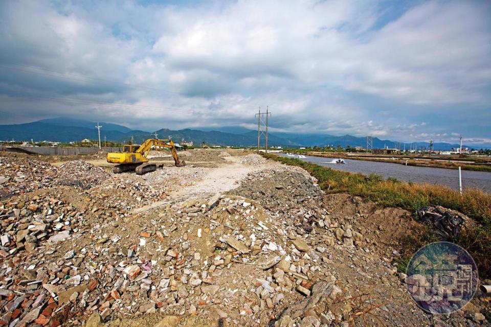 屏東枋寮鄉是石斑魚養殖重要產區，卻遭有害事業廢棄土入侵農地造成汙染。
