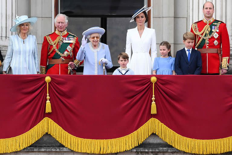 La Reina Isabel IIjunto a su familia, saluda desde el balcón del Palacio