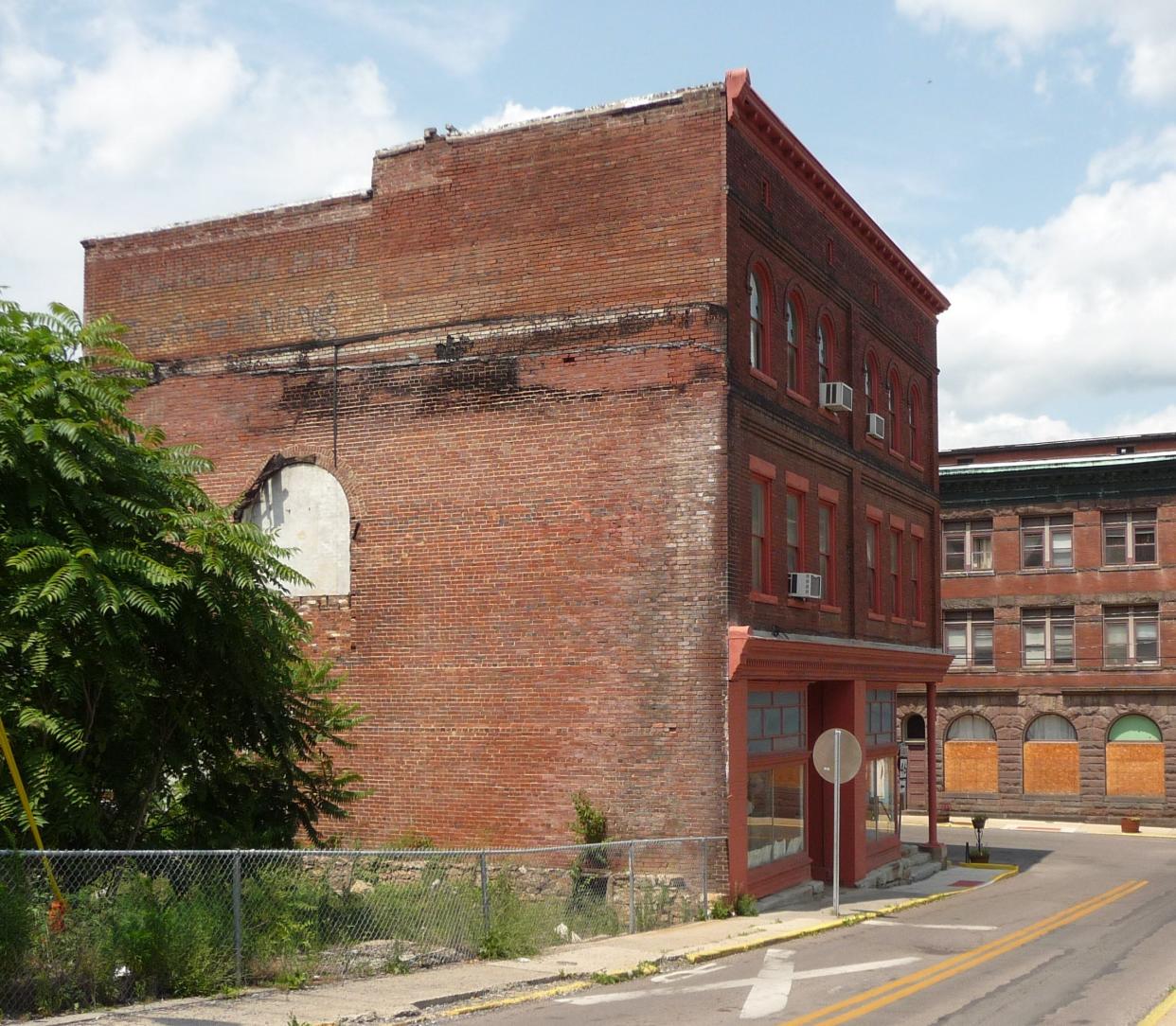 Proposals are being sought for the south wall of the Piedmont Library on Childs Avenue.