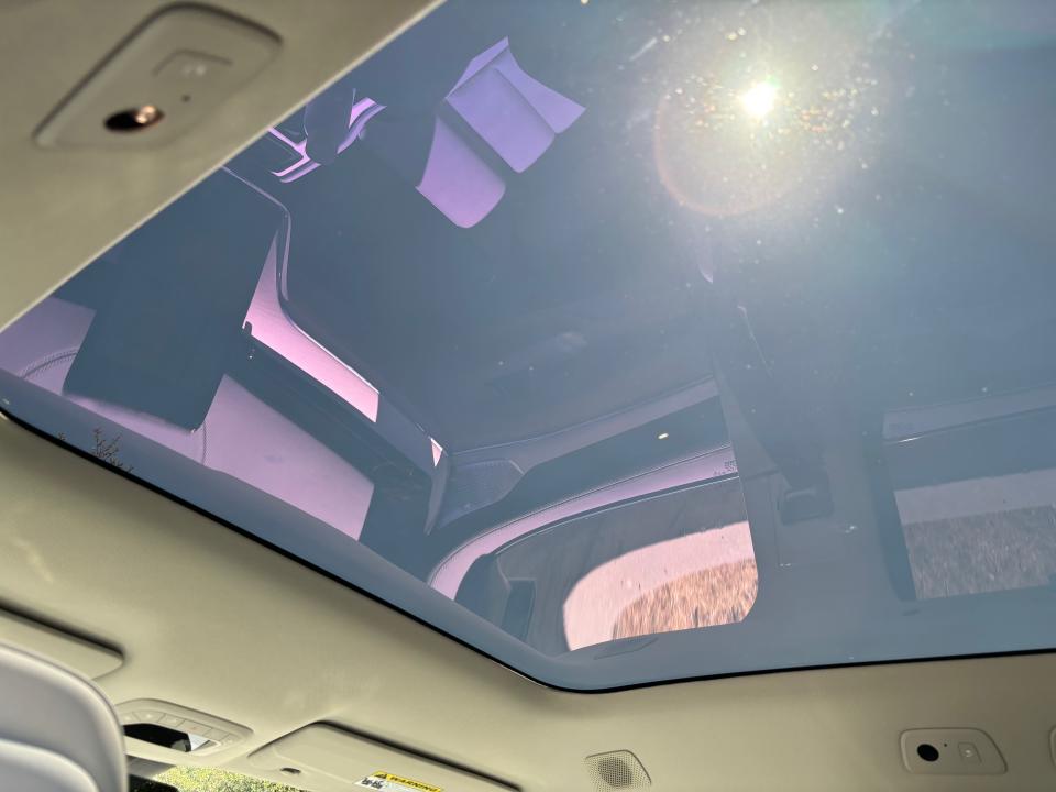 There is no screen for the full sliding roof of the 2025 Volvo EX90.