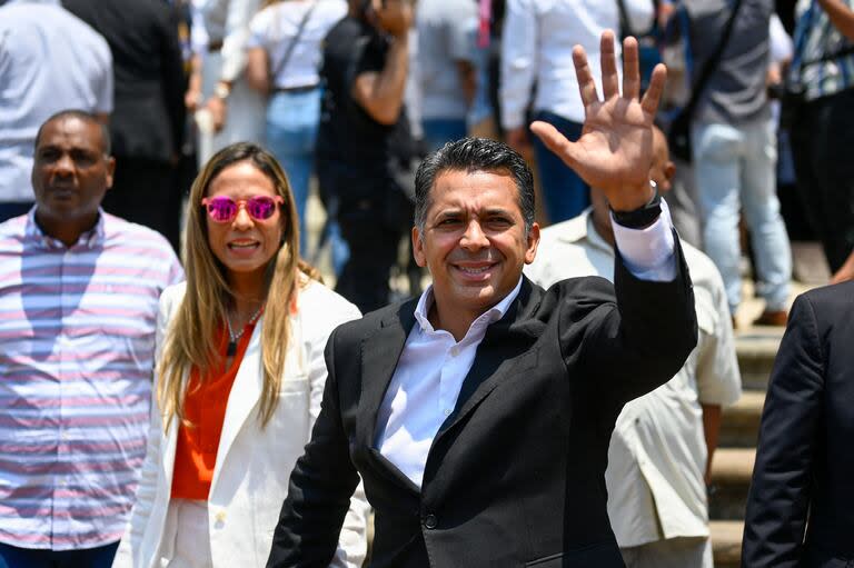 El candidato de Otro Camino, Ricardo Lombana saluda a simpatizantes en Ciudad de Panamá (Photo by JOHAN ORDONEZ / AFP)