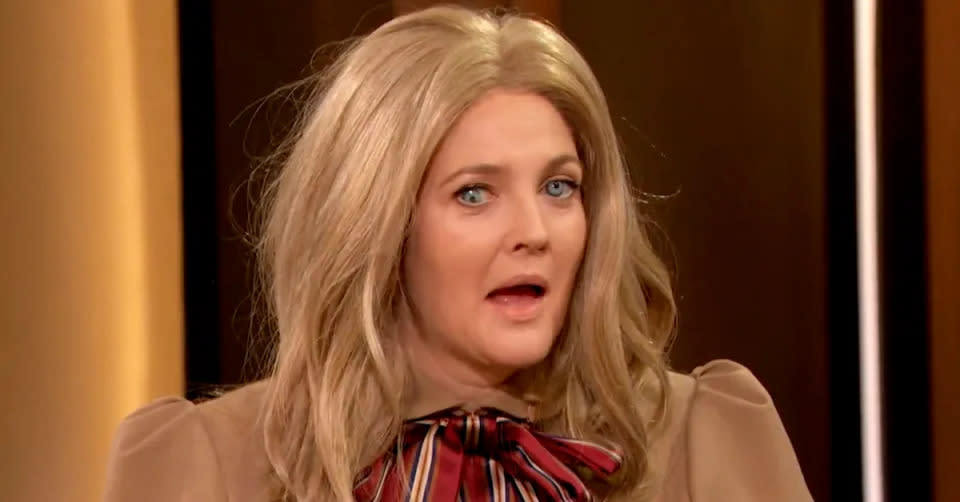 Drew Barrymore hat ihre Fans verblüfft, indem sie sich für ein Interview mit einem der Stars aus M3GAN überraschend in die Titelfigur des Films verwandelt hatte. (Foto: CBS)