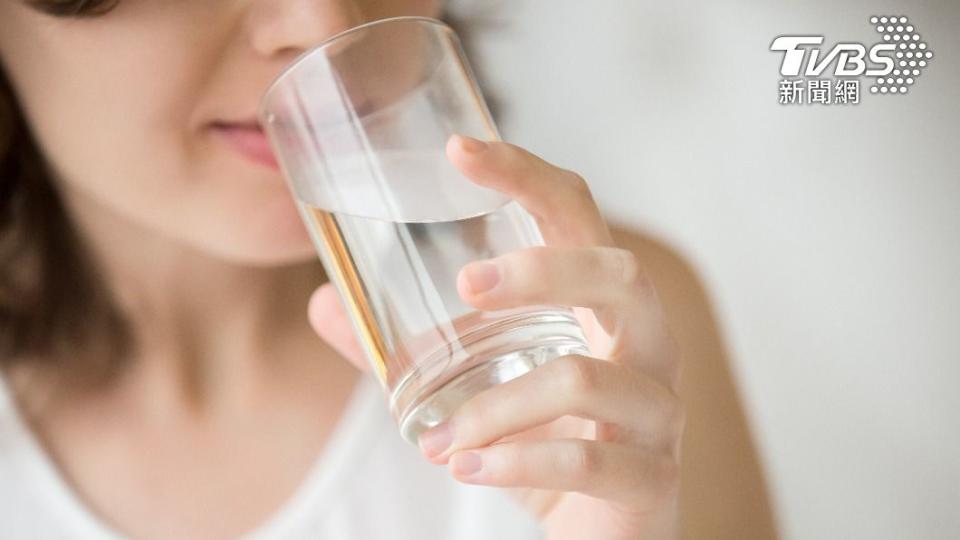 在進食前可先飲用300至500毫升的水，有助減輕體重。（示意圖／shutterstock達志影像）