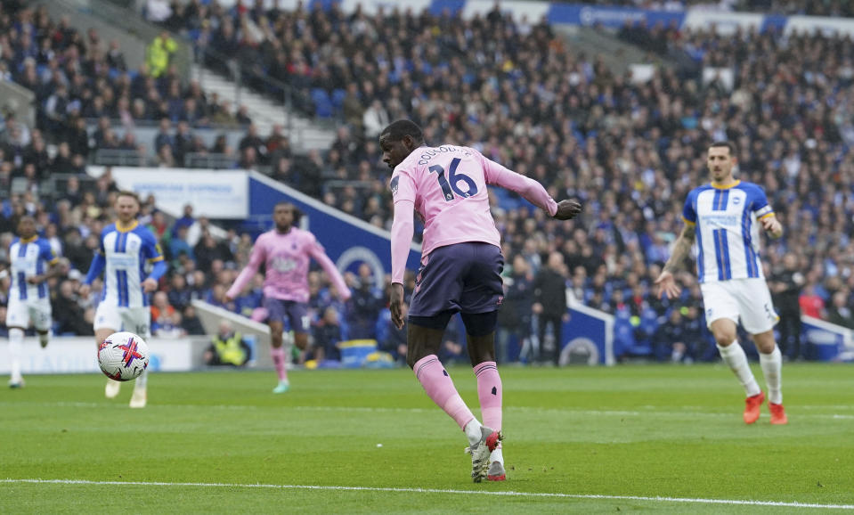 Abdoulaye Doucoure anota el primer gol de Everton en la victoria 5-1 ante Brighton en la Liga Premier, el lunes 8 de mayo de 2023. (Adam Davy/PA via AP)