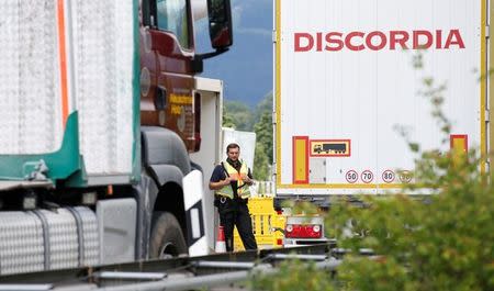 German police officer controls cars at a permanent checkpoint at the motorway between Kiefersfelden and the Austrian city Kufstein, Germany June 21, 2018. Picture taken June 21, 2018. REUTERS/Michaela Rehle