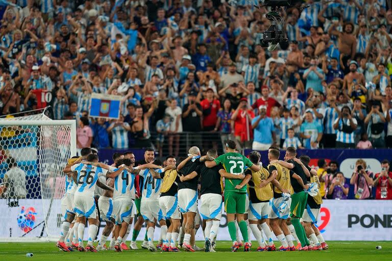 Los festejos de la selección cuando terminó el partido contra Canadá 