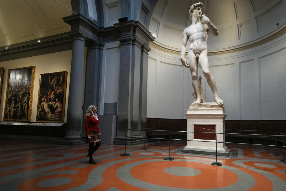 Cecilie Holberg, directora de la Galleria dell'Accademia (Galería de la Academia de Florencia), camina junto a la estatua del David de Miguel Ángel del siglo XVI en Florencia, Italia, el lunes 18 de marzo de 2024. (Foto AP/Andrew Medichini)