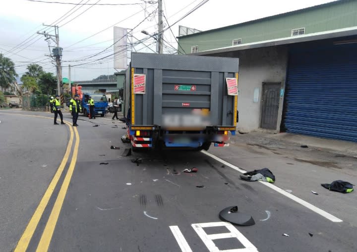 新北市泰山區大科路發生嚴重車禍，28歲傅姓黃牌機車騎士急救後不治。（圖／東森新聞）