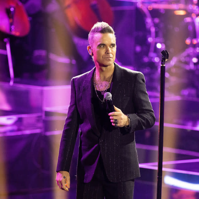 Robbie Williams atribuye a la madre de la 'bruja blanca' su obsesión por los ovnis credit:Bang Showbiz