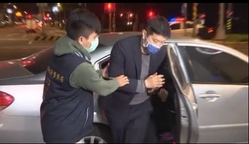 涉嫌家暴高嘉瑜，林秉樞深夜被警方拘提到案。（圖／中天電視）