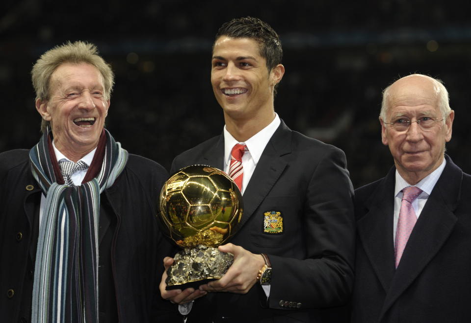 Cristiano Ronaldo entouré de Denis Law et Sir Bobby Charlton