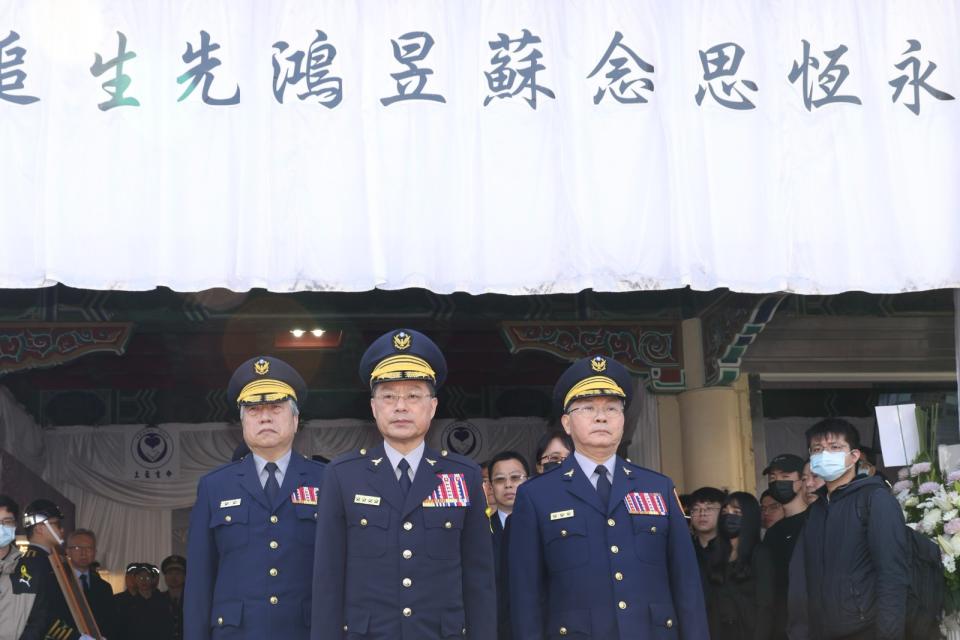 殉職員警蘇昱鴻告別式在新北殯儀館舉行，警政署長黃昭明（中）。廖瑞祥攝