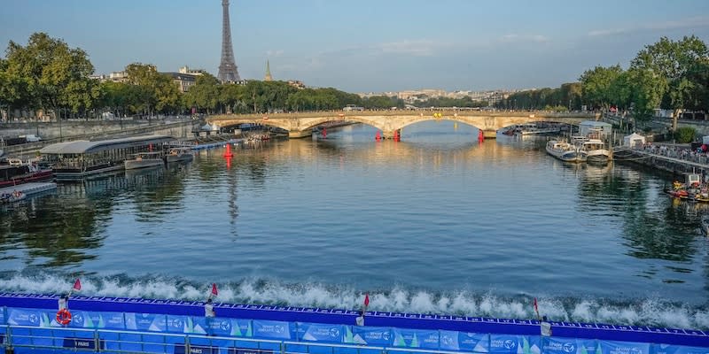 Wird die Seine tatsächlich sauber genug zum Schwimmen sein oder nicht - in Paris ist dies vor den Olympischen Spielen im Sommer eine vieldiskutierte Frage. Der Ehrgeiz der Organisatoren ist es, Wettkämpfe in dem Fluss im Herzen der Stadt abzuhalten.<span class="copyright">Michel Euler/AP/dpa</span>