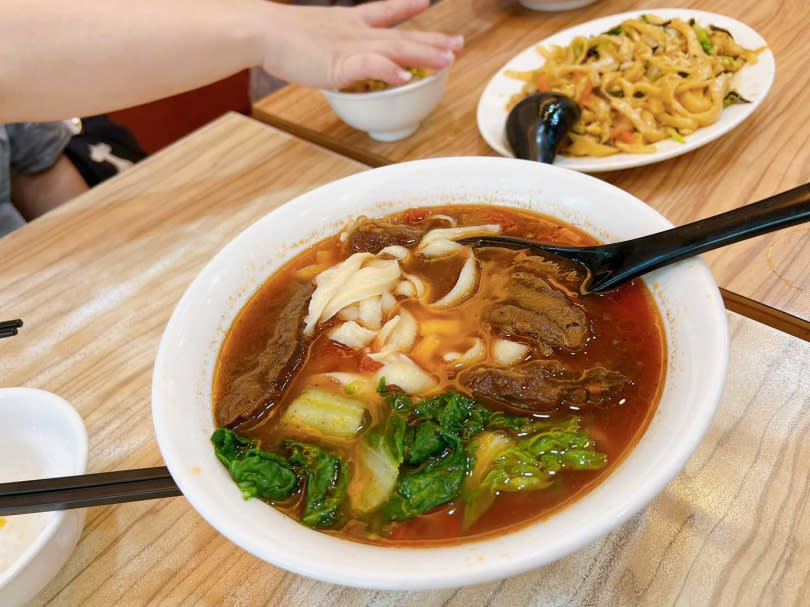 「達人麵館」的牛肉麵，有紅燒、蕃茄及清燉三種湯頭