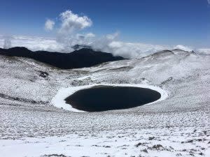 台東嘉明湖雪景｜Snowscape was also seen on Chiaming Lake (Courtesy of Facebook/嘉明湖熊出沒企業社）