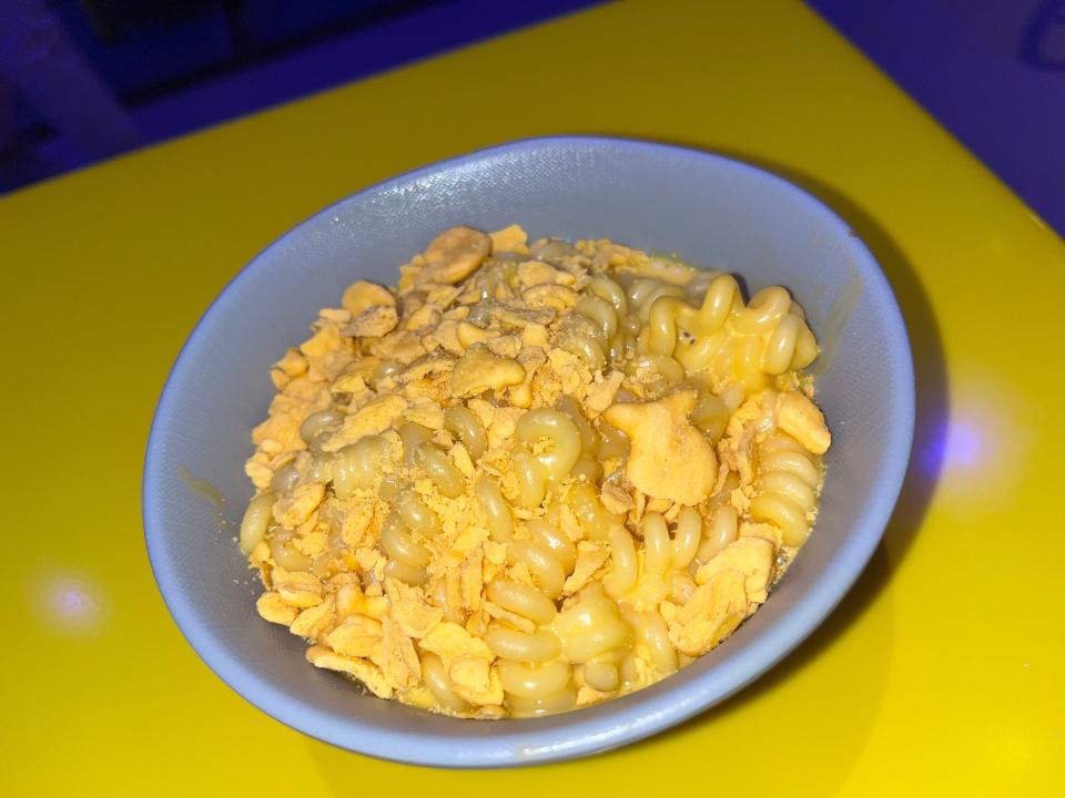 bowl of mac and cheese at roundup rodeo bbq in hollywood studios