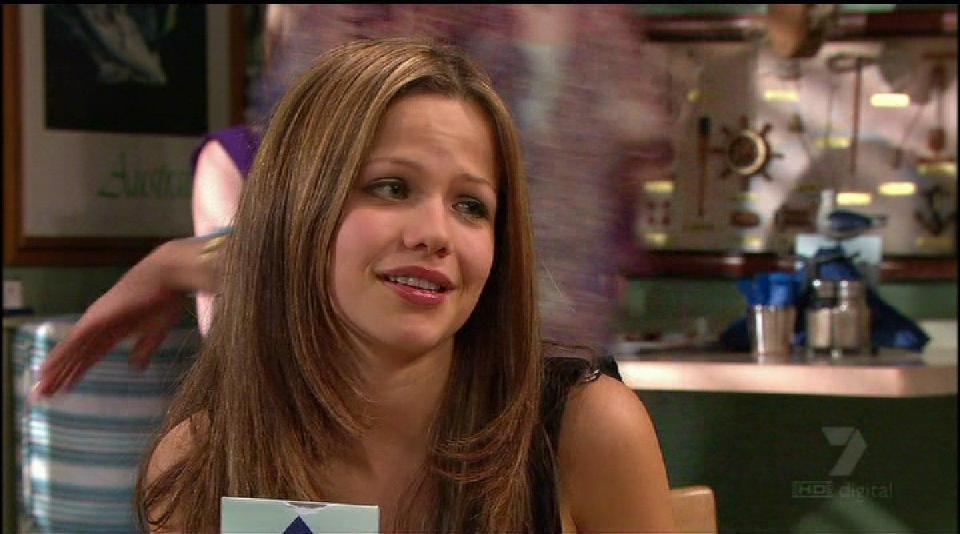 Tammin Sursok als Dani Sutherland, zu Hause und unterwegs