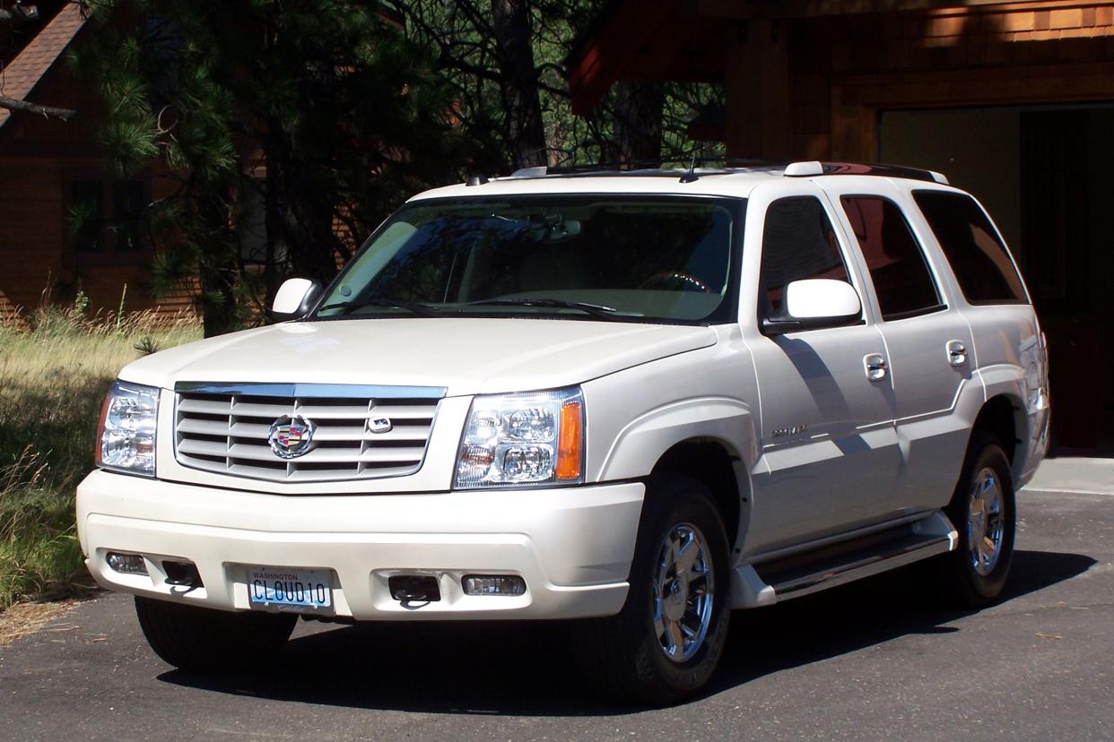 2005 Cadillac Escalade (front view)