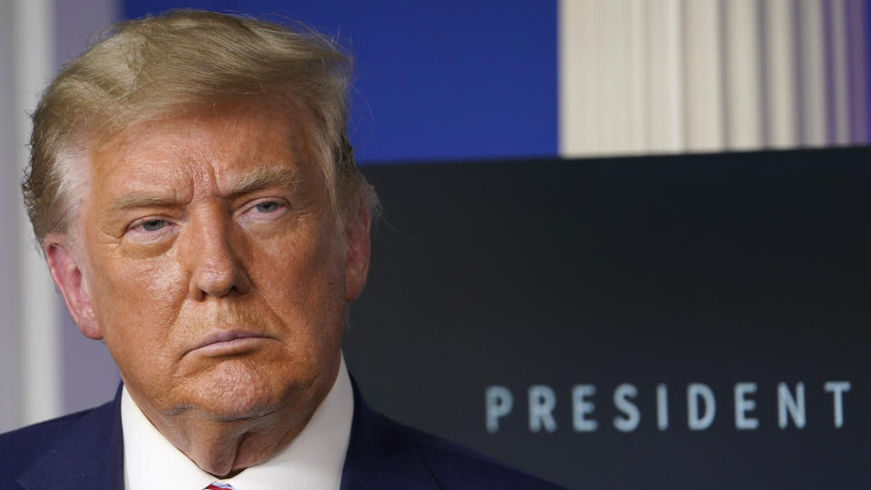 ARCHIVO - En esta fotografía de archivo del viernes 20 de noviembre de 2020, el presidente Donald Trump escucha en la sala de sesión informativa de la Casa Blanca, en Washington. (AP Foto/Susan Walsh, archivo)