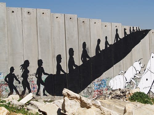 以色列在巴勒斯坦地區築起隔離牆，巴勒斯坦人在上面畫滿塗鴉，表達對自由的渴望。（圖/Wall_in_Palestine@flickr）