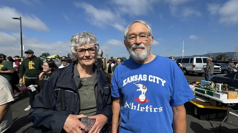 終身運動家隊球迷波莫洛伊 82歲的波莫洛伊（右）自球隊還在堪薩斯市時就一路 支持運動家隊，26日他與太太一同飛到奧克蘭參加運 動家隊在這座城市的最後一場比賽。 中央社記者張欣瑜舊金山攝  113年9月27日 