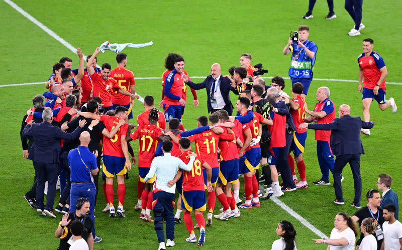 Foto del domingo del DT de España Luis de la Fuente y sus jugadores celebrando tras ganar la Eurocopa