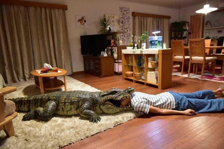 《每天回家老婆都在裝死》中的「幸福鱷魚」極搶戲，成為PTT網友熱議的話題之一。（車庫娛樂提供）