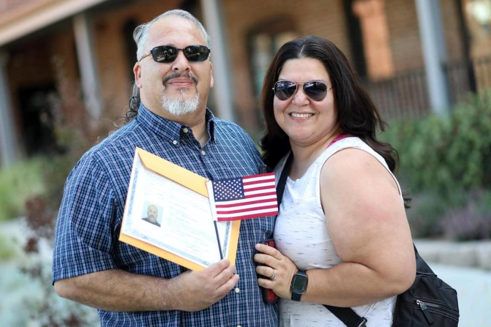 Daniel Rucobo (izquierda) fue una de las personas del Valle que tomaron juramento a la bandera de los Estados Unidos durante una ceremonia de naturalización el 31 de mayo en la oficina del USCIS en Fresno.