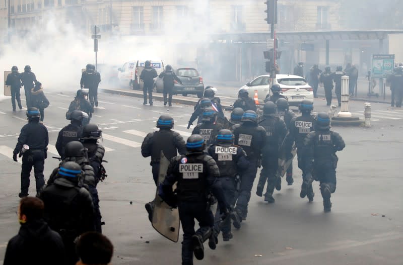 UNE MANIFESTATION DE GILETS JAUNES ANNULÉE À PARIS APRÈS DES VIOLENCES