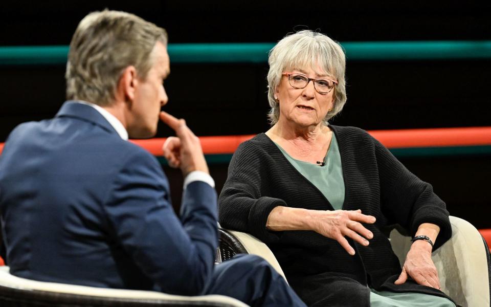 Tierärztin Dr. Barbara Seibert forderte statt des Abschusses von Wölfen den Herdenschutz durch Zäune. (Bild: ZDF / Markus Hertrich)