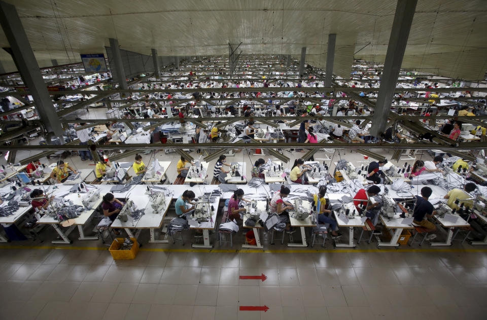 Trabajadores de una empresa textil en Bac Giang provincia vietnamita de Hanoi. REUTERS/Kham/File Photo