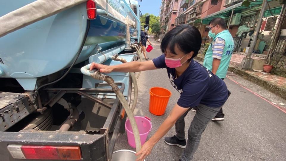 基隆市信義、中正區大型社區三千戶缺水，水公司水車應急。(記者王慕慈攝)