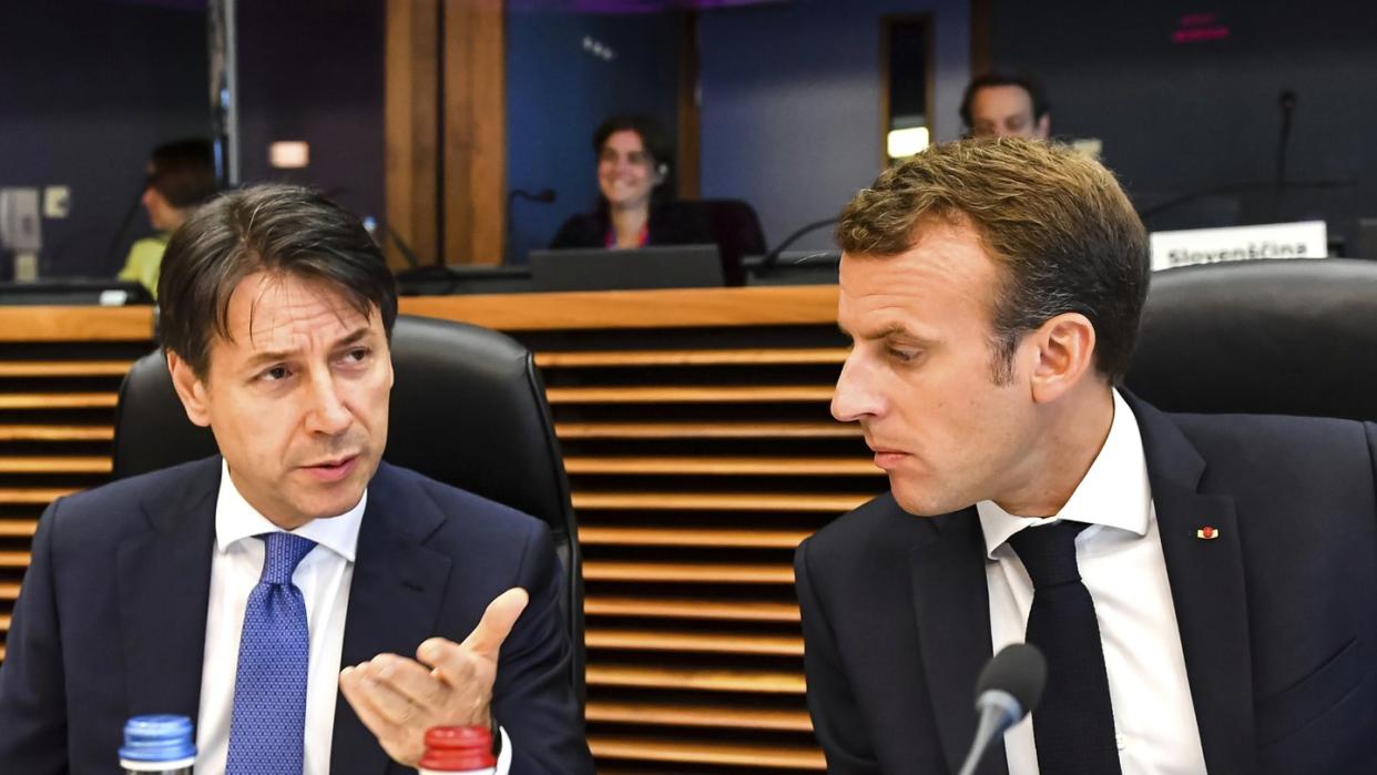 Giuseppe Conte (l) und Emmanuel Macron während des Sondertreffens in Brüssel. Foto: Geert Vanden Wijngaert