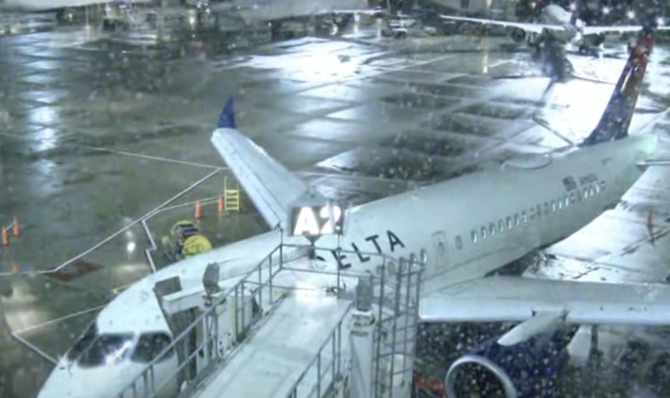 Delta Flight Struck By Lightning While Landing At Bostons Logan 