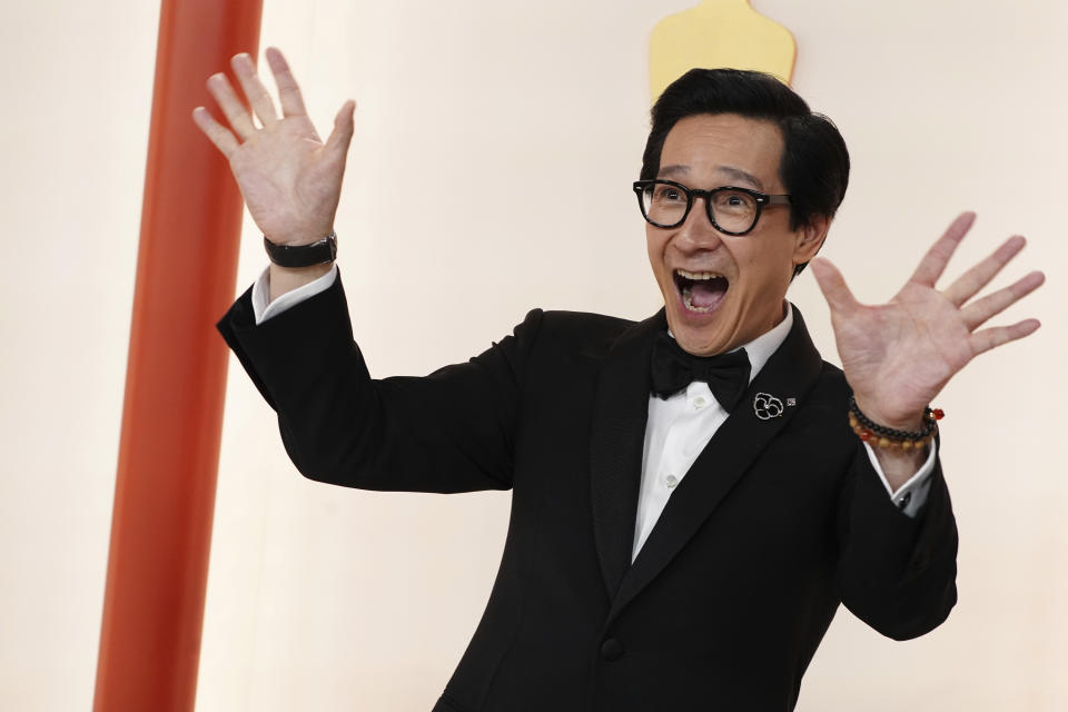 Ke Huy Quan llega a los Oscar el domingo 12 de marzo de 2023 en el Teatro Dolby en Los Angeles. (Foto Jordan Strauss/Invision/AP)