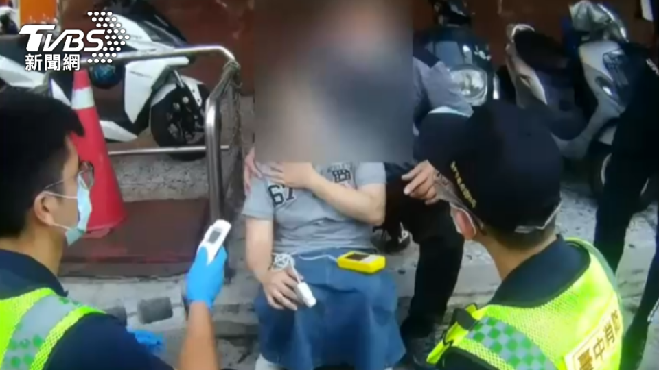 台中一名李姓婦人捐完血後暈倒，警消到場協助送醫。（圖／警方提供）