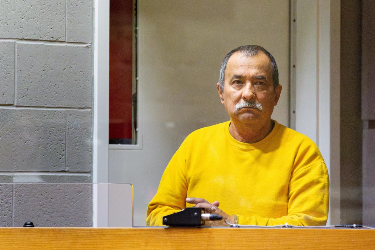 Ricardo Pérez Figueroa, acusado de cinco cargos de abuso sexual, comparece en la sala del tribunal del condado de Marion el miércoles 13 de diciembre de 2023 en Salem, Oregon.