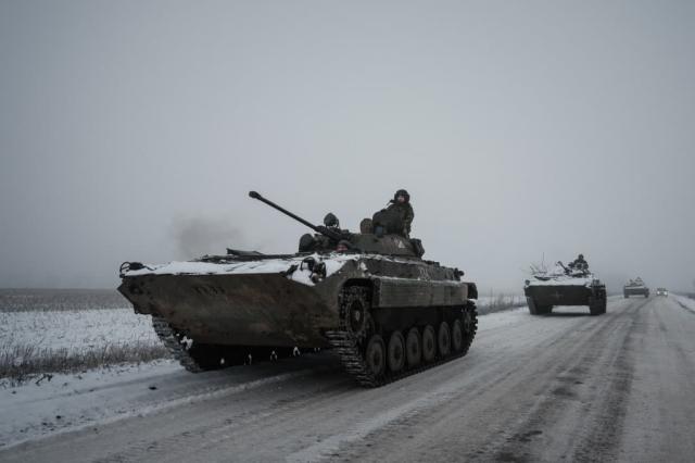 Des véhicules de combat d'infanterie BMP-2 sur une route glacée dans la région de Donetsk, le 30 janvier 2023.
 - YASUYOSHI CHIBA / AFP