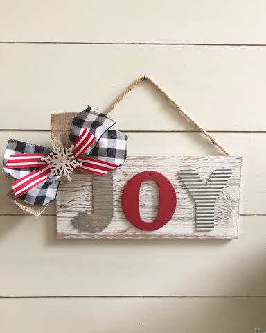 <p><a href="https://www.wilshirecollections.com/easy-diy-joy-christmas-sign/" data-component="link" data-source="inlineLink" data-type="externalLink" data-ordinal="1" rel="nofollow">Wilshire Collections</a></p>