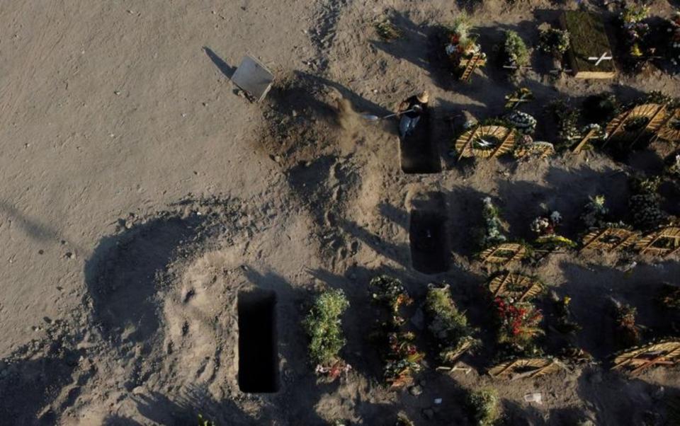 Varias tumbas son abiertas en el cementerio de Xico de Valle de Chalco. (Foto: Carlos Jasso / Reuters).