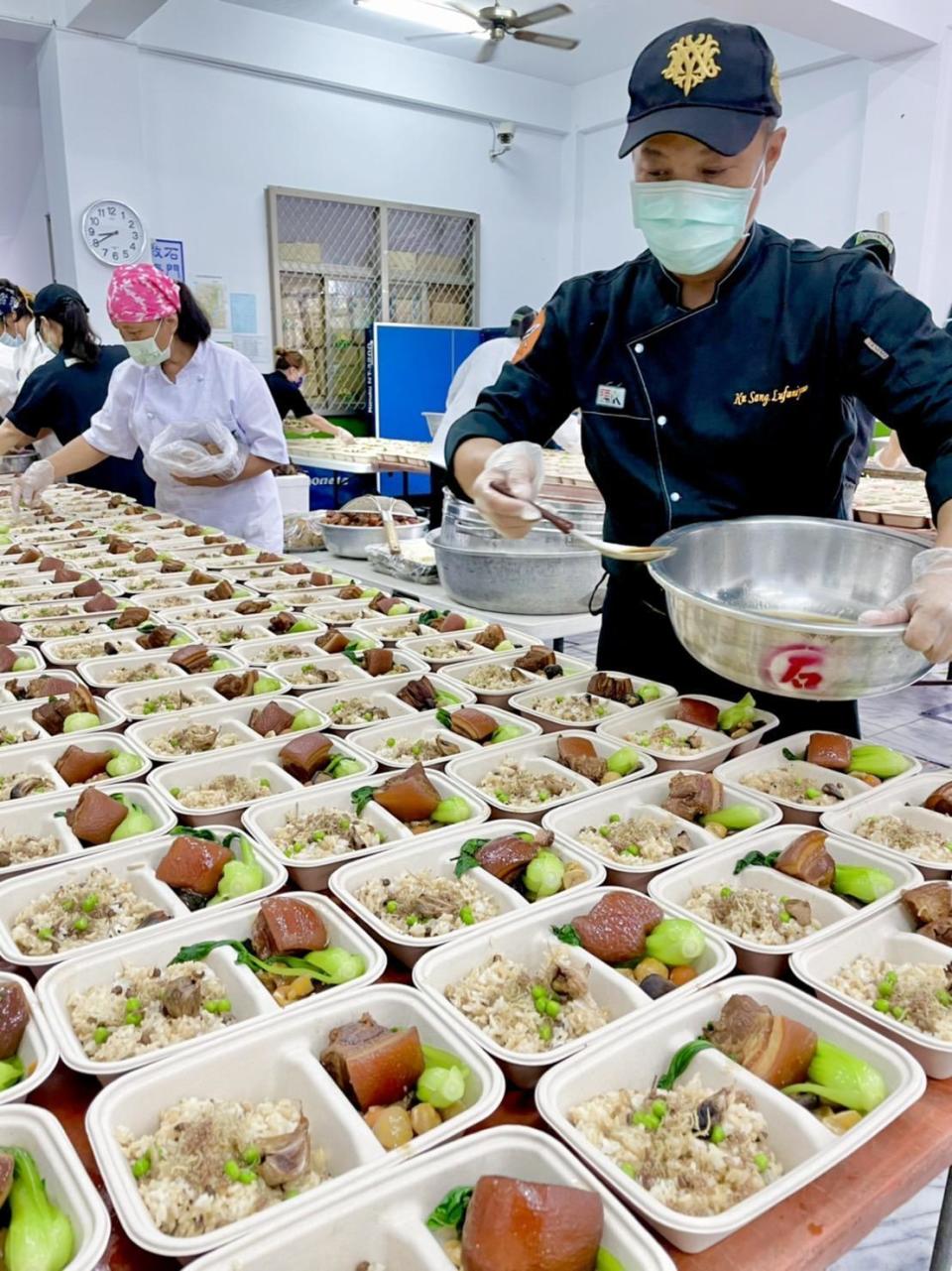 高志傑透露，雖因疫情影響，但今年仍有有30多位飯店主廚自願請假來幫忙。（牡丹灣Villa提供）