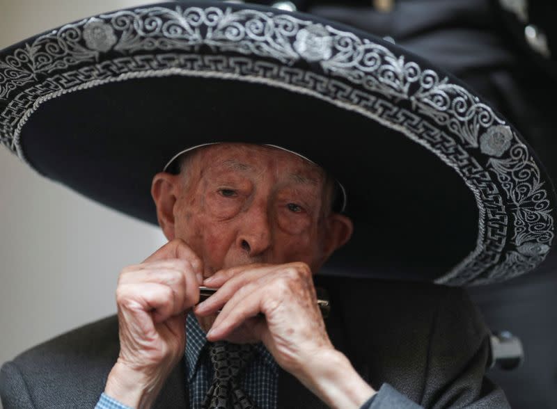 Mariachis fire up fading memories of Mexican Alzheimer patients