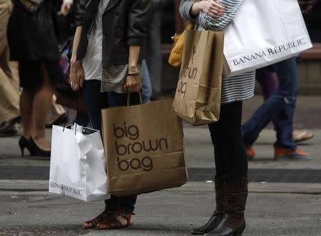 Shoppers carry their purchases along Broadway in New York City, May 11, 2008. REUTERS/Joshua Lott