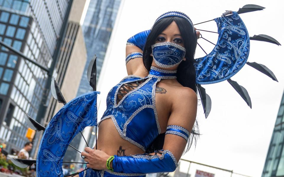 Noch ein "Mortal Kombat"- und Yoga-Fan: Kitana macht den Baum. (Bild: Alexi Rosenfeld/Getty Images)