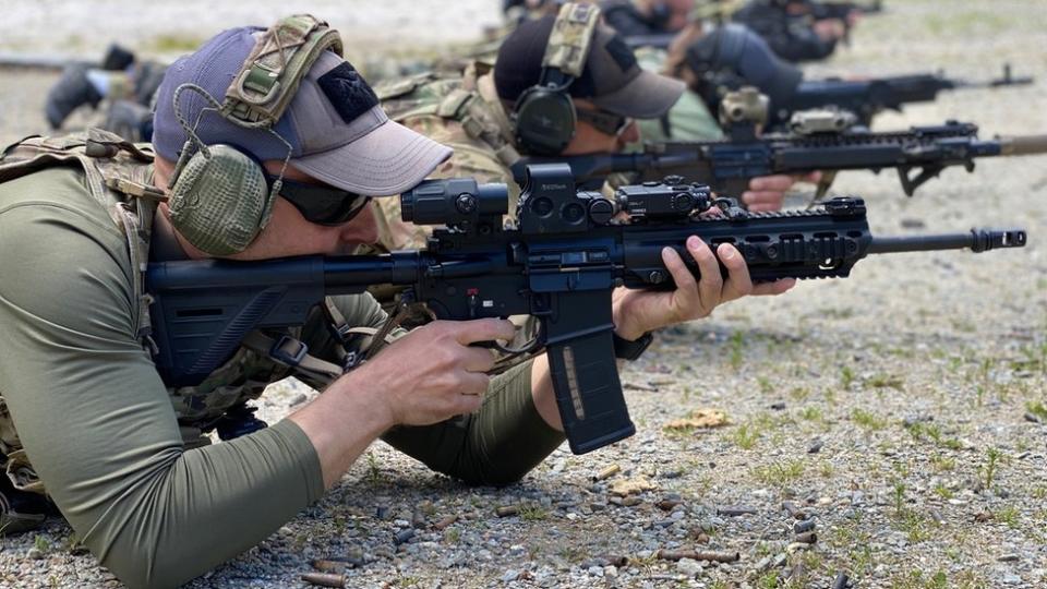 Hombres entrenándose en la Academia Antiterror en la República Checa.