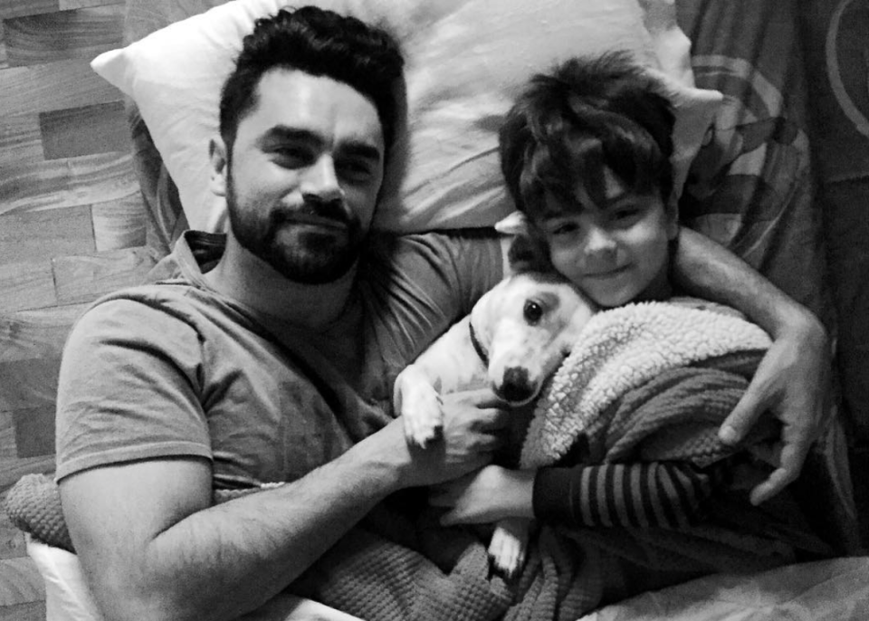 Gonzalo Heredia, junto a su hijo Eloy y su perrito. Foto: Instagram.com/brendagandiniok