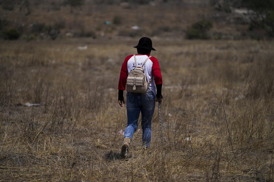 Una mujer se une a la búsqueda de familiares desaparecidos, el viernes 19 de abril de 2024, en Zumpango, México. Cientos de activistas en búsqueda de parientes desaparecidos se diseminaron por varias partes de México el viernes para una iniciativa coordinada que eleve el perfil de la labor de búsqueda que lideran las familias de miles de desaparecidos en el país, sin el apoyo de las autoridades. (AP Foto/Marco Ugarte)