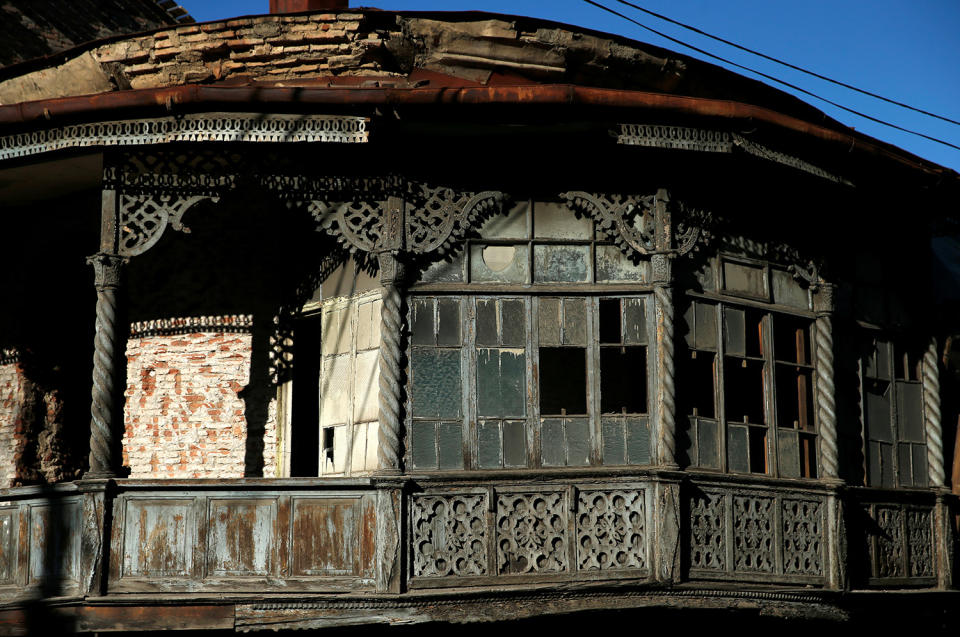 <p>An old house under restoration is seen in the old town, Tbilisi, Georgia, April 4, 2017. (Photo: David Mdzinarishvili/Reuters) </p>