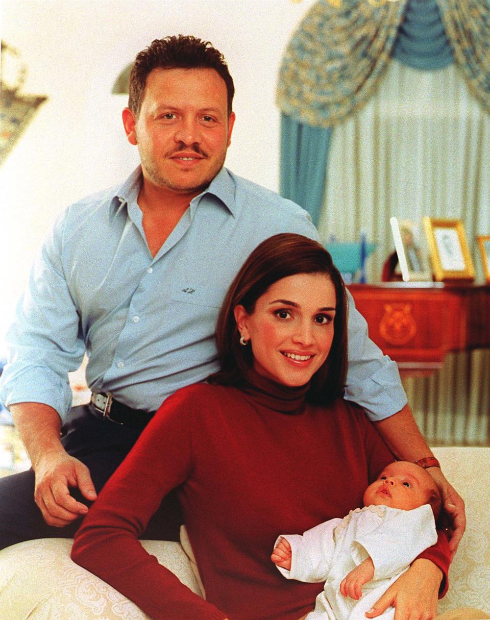 El rey Abdullah de jordania y la reina Rania en el nacimiento de su hija, la princesa Salma, en una foto que fue tomada en el año 2000. (Reuters)